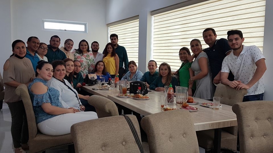 Festejando el día de la Secretaria.