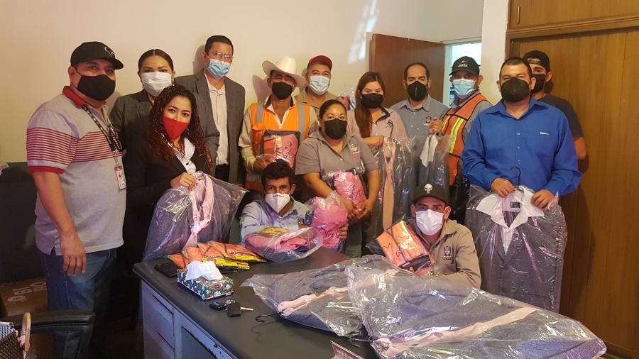 ENTREGA DE UNIFORMES A COMPAÑEROS DE LA SINDICSTURA DE PERICOS.