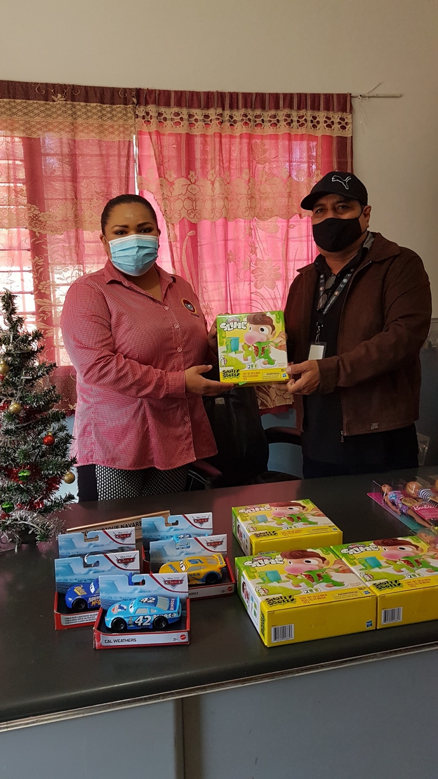 ENTREGA DE REGALOS NAVIDEÑOS AL SÍNDICO DE PERICOS.